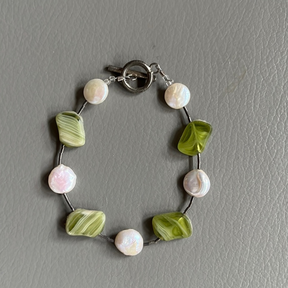 Freshwater pearl/glass bead bracelet.